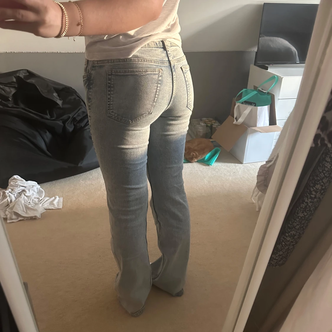 Ljusblåa utsvängda jeans - 91