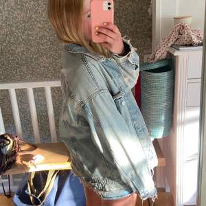 Snygg jeansjacka från H&M!! Köpt för typ 4 år sedan så finns inte kvar💛 Är i storlek XXS men det är en oversize modell