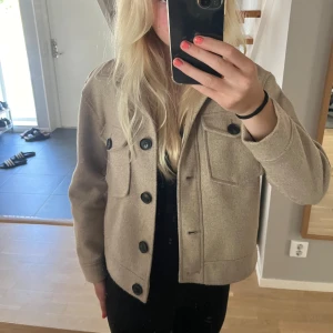Kappa - Superfin kappa från Vero Moda. Jättebra skick. Säljer pga inte min stil💕🍁