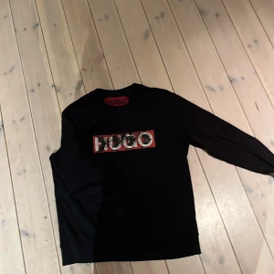 Hugo boss långärmad  - Hugo boss,långärmad tröja lite sliten på lågan där fram. Annars bra skick 7/10 hör av er.