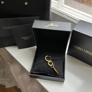 Maria nilsdotter örhänge  - Så sjukt snyggt örhänge från MN😍😍 nypris: 3295kr 