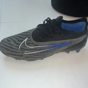 Nike phantom gx fotbollsskor - Ordinarie pris 3100 kr Storlek 40 Gott skick  Färg: grå, svart, blå