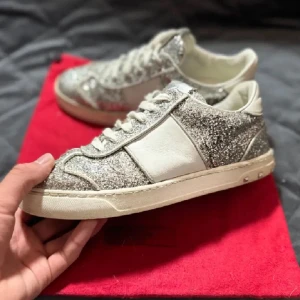 Valentino skor - Säljer på grund av att dem ej kommer till användning! Har slitningar vid sulan och lite av glittret har lossnat, därav priset, en nit har även gått av