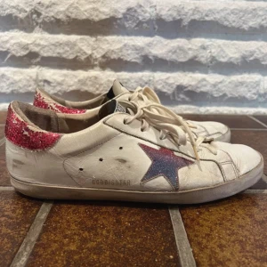 Golden Goose sneakers - Har används en del men är i gott skick. Modellen är ”smutsig” så vissa märken är i design syfte. Kommer att tvätta av dom innan jag skickar iväg dom!