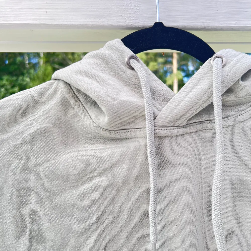 En mintgrön hoodie som är i storlek M. Passar fint oversized på mig som är en S 😚🌸  Längd: 58 cm Axel: 60 cm. Hoodies.