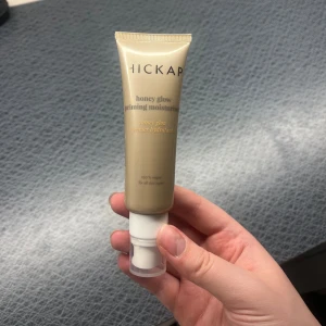 Hickap - Säljer denna oöppnade Hickap glow primern. Jag tycker inte om den då jag testat den innan man fick den igen i ett paket. 