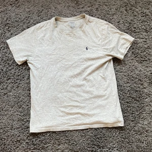 Polo Ralph lauren t shirt  - Säljer min t shirt från polo Ralph lauren då jag inte använder den längre. Skick 9/10. Skriv för mer bilder och info ö.