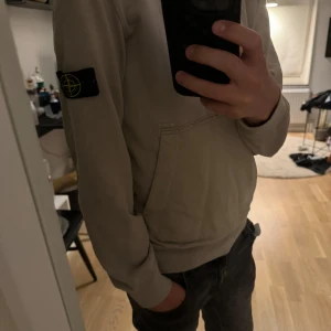 Beige stone island hoodie - Tjena! Säljer nu denna beiga stone island hoodie som jag tyvärr växt ut! Köpt från merchsweden och skulle säga att om man vill ha en tröja som sitter tight så passar den folk som är mellan 160-167! Vid snabbt köp kan priset justeras🔥🔥