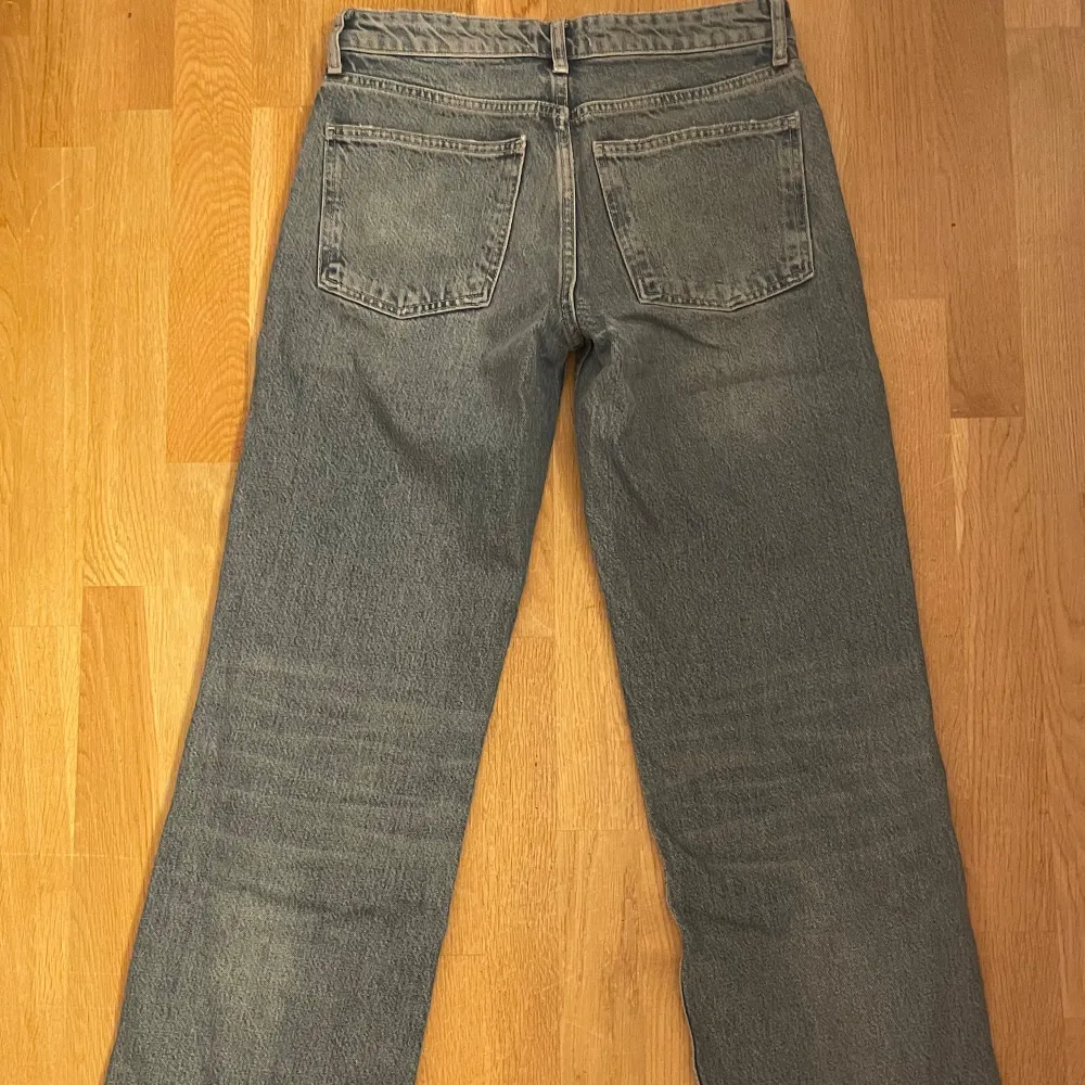 Ett par mid waist zara jeans, men används inte så därför säljer jag dem!🩷. Jeans & Byxor.