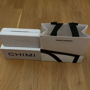 Chimi solglasögon gråa 04 - Helt nya chimis gråa 04 9/10 skick ingår allt på bilden även nk påsen om ni vill ha den fast pris inga trades