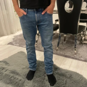 Lee jeans - Slim fit,Jeans i väldigt bra skick. Byxorna är 30 i längden och 30 i midjan (30,30)Jag på bilden är 170cm och väger 60kg
