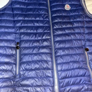 Moncler Väst - Fint skick loggan är lite sliten