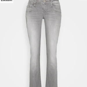 Ltb jeans  - Ltb jeans i modellen valerie, endast använda ett fåtal gånger.💕 Inga defekter vad jag kan hitta, säljer då dom är lite stora för mig