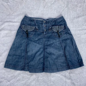 Midikjol - Inte helt säker på att jag säljer. Men, jeanskjol från Replay med coola detaljer. Midjemått: 37 cm. Längd: 48 cm. Storlek 28, passar typ S. Mycket bra skick💙