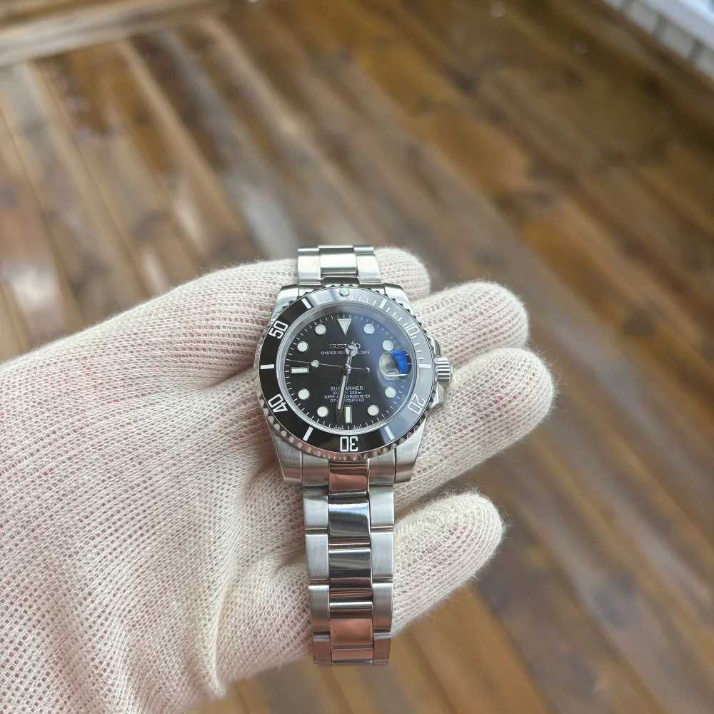 Tja! Har en Seiko Submariner Black Mod som jag säljer! Använd en gång på armen men är i nyskick såklart. Om klockan: NH35 automatisk rörelse. 904L Stainless Steel. C3 Lume (lyser i mörket). Blänkande Oyster armband. Verktyg till länkar ingår!. Accessoarer.