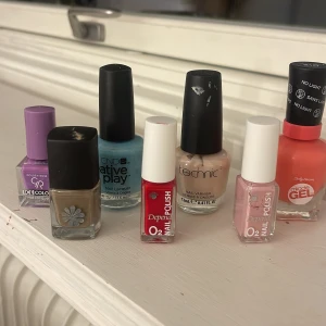 Nagellack  - Massa olika nagellack på de två första bilderna är det 1 för 15 eller 2 för 20 !💕  Sista bilden är det en massa små nagellack de säljer jag alla för 20kr!💕 priset går alltid att diskuteras!💕