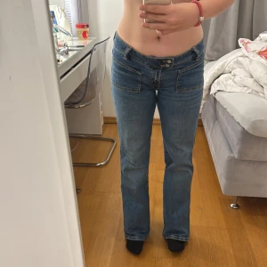  Low waisted flare jeans  - Hej, säljer dessa super snygga låg midjade jeansen från lager 157 i storlek M Short. Spar samt använda men är lite sönder längst ner vid foten då jag råkar trampa på dem när jag går. Säljer för 250