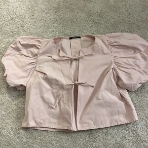 Rosa knytblus - Så fin och helt oanvänd knytblus från Gina Tricot!! 