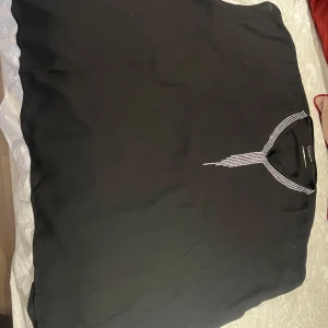 Svart blus  - Få tal gånger använd, normal i storlek (mått skickas i dm) 