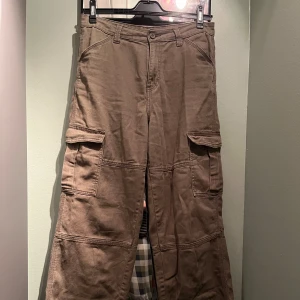 Gröna cargobyxor H&M - Gröna cargobyxor, sparsamt använda. Lite slitna mellan låren men inget som syns tydligt. 