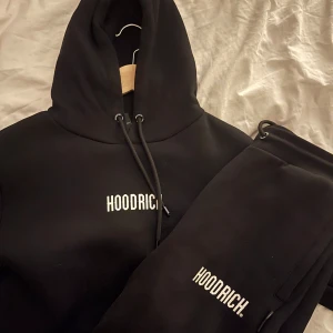 Hoodrich dress - Säljer min hoodrich dress som jag köpt från jdsports. Fint skick i str s. Fickor finns i både byxa o hoodie.