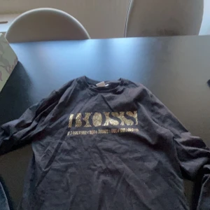 Hugo boss tröja  - En fett Hugo boss tröja som inte är använd många gånger säljer pågrund av att den är för liten. Det är en tunnare tröja.