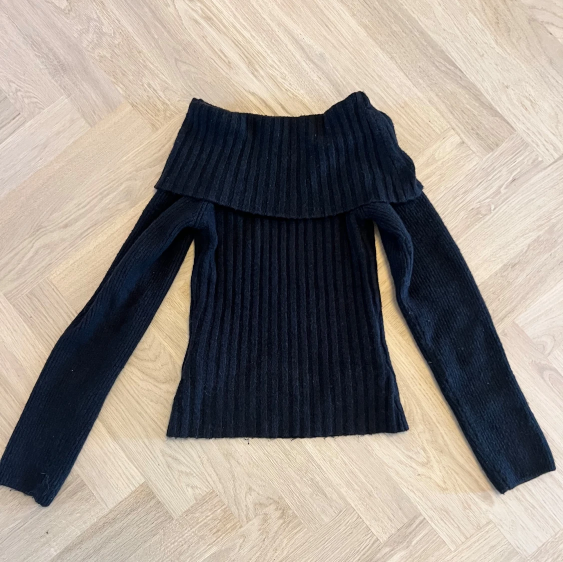 Svart stickad off-shoulder topp - 90
