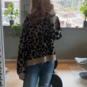 Stickad leopard tröja  - Så himla snygg men används tyvärr inte, bara använt typ 2 gånger så nyskick. Storlek L men skulle säga att den sitter som en M typ, jag brukar ha XS/S och kan ha den 💞finns även ute på Vinted : elsa123333 Kommer inte ihåg vart jag köpte den