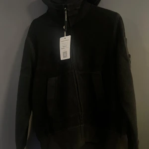 C.P Company Fleecekofta med luva - Taggar finns med, Köpt på Vestiaire med äkthets försäkring   Vid fler bilder eller fråga skicka meddelande