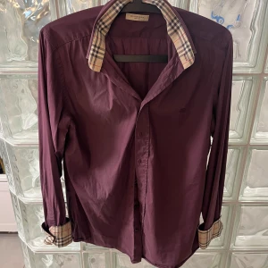 Burrbury skjorta  - Skick 8-10, bara skjortan tillkommer, pris går diskuteras vid snabb affär 