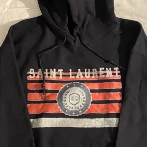 Saint Laurent hoodie  - Säljer min saint Laurent hoodie, saknas necktag, använd 2 gånger!!  10/10 skick! Ingen necktag vilket betyder att jag inte vet nått om den