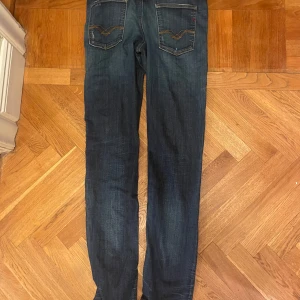 Blå Replay Herr Jeans - Riktigt snygga slim replay jeans. Inte använda så mycket så är i bra skick. 30/34