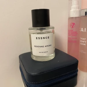 Essence perenne amore - Essnce perenne amore inspirerande av valentino born in roma  Använd men ca 90-95% kvar💕