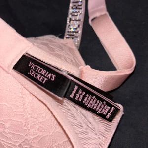 Victoria’s Secret - Storlek 32D med push-up Som ny, använd vid 1 tillfälle