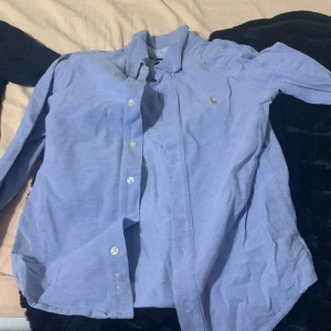 Säljer denna feta ralph louren skjortan - Säljer denna feta skjortan väldigt fin färg och bra skick skriv om du undrar något!