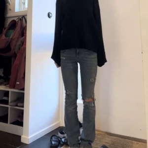 Zara jeans  - Mörkblå zara jeans med hål. De är typ Low/mid waist. storlek 34 och tjejen på bilden är 170💓 Skriv för frågor 