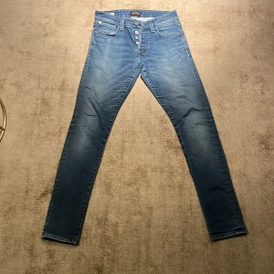Jack & Jones jeans - 28/32 slim/glenn bra sick inga håll eller fläckar. Bild 4 visar en defekt.