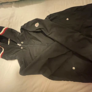 Moncler Windbreaker  - En moncler windbreaker i storlek S. Har används ett par gånger. Priset kan diskuteras vid en snabb affär.