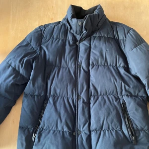 Calvin Klein Jacka - Marinblå ck Jacka i mycket bra skick, sparsamt använd, på och avtagbar luva
