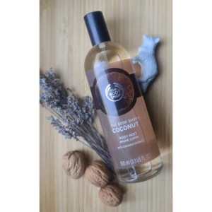 The Body Shop coconut body mist 100ml - Body mist med stark lukt av kokosnöt. Som ny.