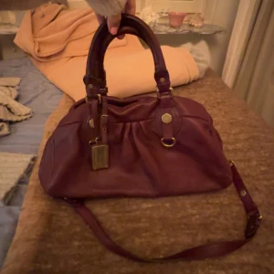 Marc Jacobs väska - Super snygg väska från Marc Jacobs, tror den är ganska unik då jag inte sett färgen innan! väskan har lite defekter men bara på färgen! Men tycker det bara e snyggare! Annars är väskan i bra sicka och inga defekter inuti💕säljer endast vid bra bud🥰
