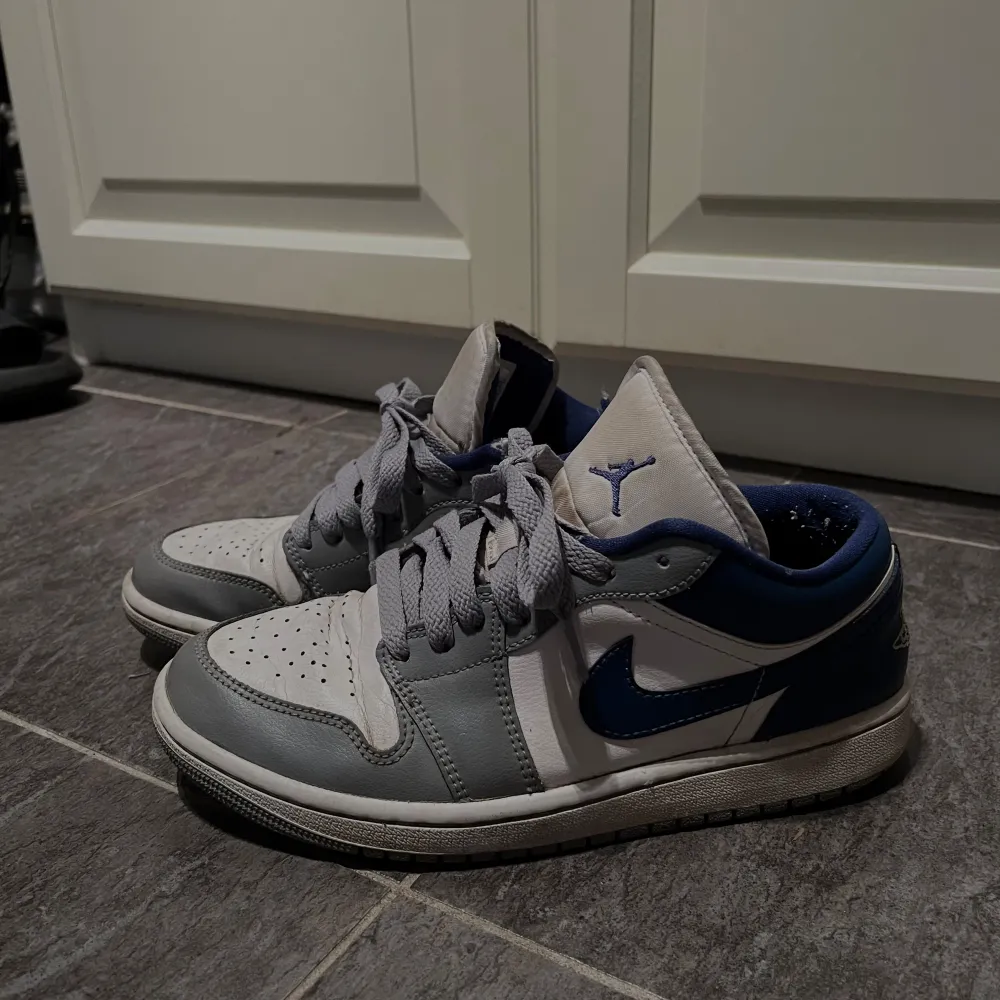 Intressekoll på mina slutsålda air jordans. De är köpta för cirka 2 år sedan för 1800kr och har använts flitigt. Supersköna att ha som vardags skor. Defekt finns på innersidan av skorna (sista bilden) inget som syns när de är på, men därav priset🩷. Skor.