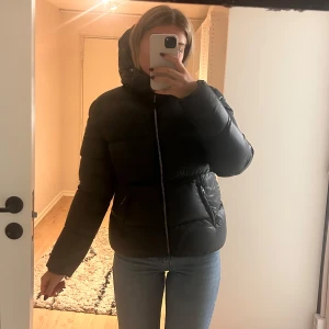 Colmar jacka  - Svart Colmar jacka i storlek (16 år) men passar mig som i vanliga fall har xs/s. Modellen heter Colmar Down Jacket. Fint skick💕