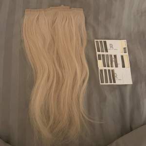 Ljusblont tejp löshår från delightful hair, använt i omgångar i några månader. Följer med lite tejp från rapunzel också! Det är 18st slingor och ca 35cm långt 🤍