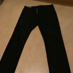 Levis 501  - Ett par levis 501. Regular fit. Använda men relativt bra skick me tanke på användningen. De ba skriva ifall du har frågor elle funderingar :kr