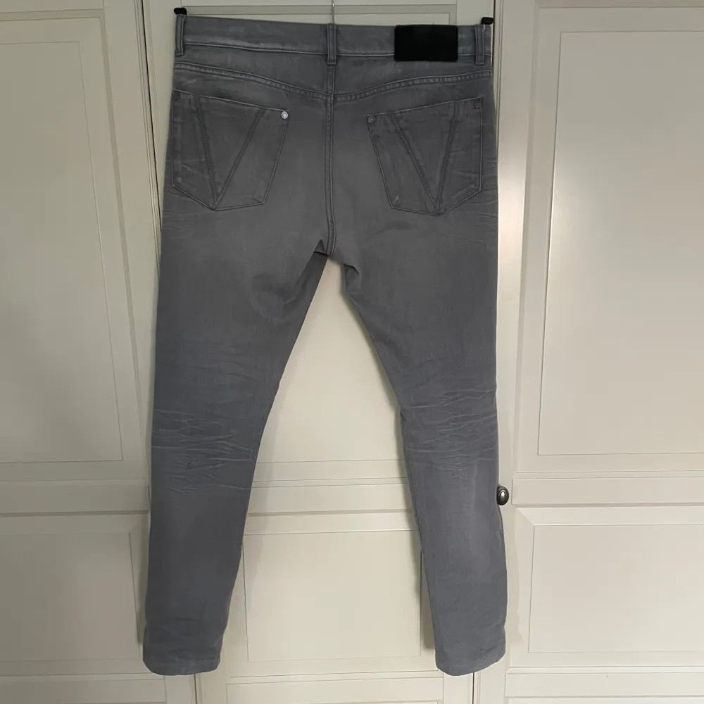 Säljer dessa prydliga valentino garavani jeans i slimfit, storlek W29. Dem är breda för sin storlek men sitter perfekt annars. Kom pm om du har några frågor 🍀💬. Jeans & Byxor.