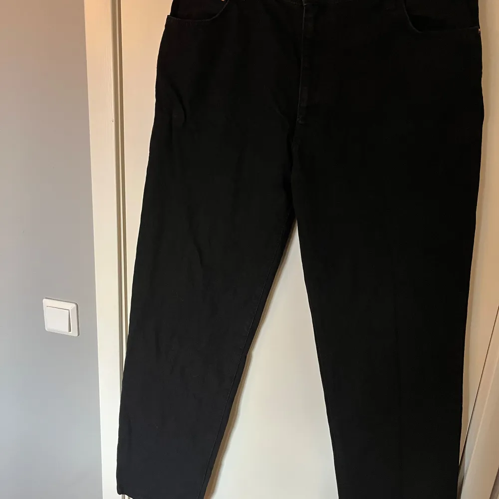 Säljs då de har blivit för små🤍 Nypris 1099kr Storlek 34/34 Med gylf . Jeans & Byxor.