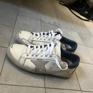 Golden Goose - Ett par riktigt feta Golden Goose som är riktigt populära nu till hösten🍂🍁. Jag säljer dessa så billigt eftersom skon har gått sönder lite där bak (se bild nr 3).  Kvitto finns🧾✅ (äkta). Skriv vid funderingar. Priset kan diskuteras🪦🏷️🙌