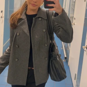 Höst kappa - Superfin höstkappa  Super fint skick men har en liten fläck på framsidan som man tydligt ser på bilden, men inget som stört mig. Går säkert bort om man tvättar också💕