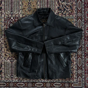 Läderjacka - Sjukt najs Läderjacka i hög kvalitet Lite cropped fit, sitter som M/L. 3 stora fickor på insidan som rymmer ett och annat.  Tveka inte om att be om fler bilder!